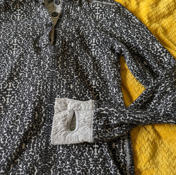 Kavu Lopez black and grey Printed Henley Pullover Sweatshirt size M - Picture 2 of 4